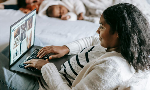 Woman-browsing-near-husband