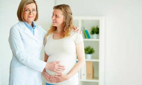 Image-of-a-pregnant-women-and-doctor